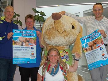 Stehen hinter dem Erlebnistag im Sportland (von links): Rainer Falch, Claudia Engelhardt, Anneleen Höing (mit Plüschhund Eddi) und Torsten Dohnalek. Foto: Rainer Lutz