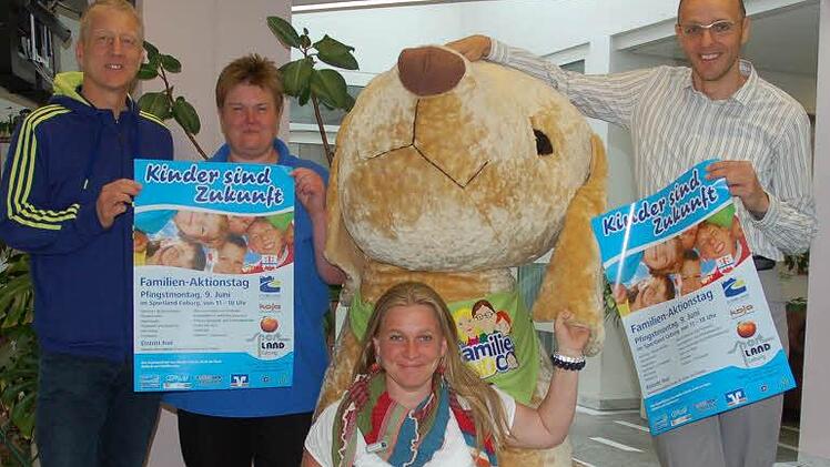 Stehen hinter dem Erlebnistag im Sportland (von links): Rainer Falch, Claudia Engelhardt, Anneleen Höing (mit Plüschhund Eddi) und Torsten Dohnalek. Foto: Rainer Lutz