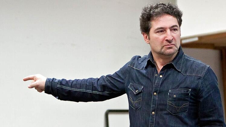 Michael Bachtadze singt den Georgio Germont. Foto: Jochen Berger