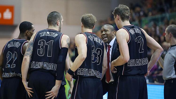 Quakenbrücks Trainer Tyron McCoy motiviert sein Team.