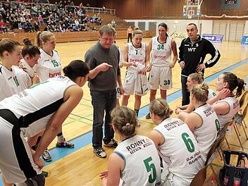 DJK-Trainer Ulf Schabacker gibt seinen Spielerinnen in einer Auszeit Anweisungen. Fotos: sportpress