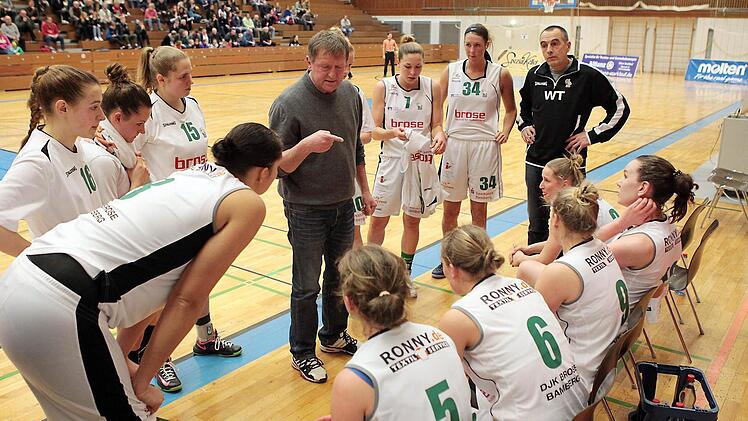 DJK-Trainer Ulf Schabacker gibt seinen Spielerinnen in einer Auszeit Anweisungen. Fotos: sportpress