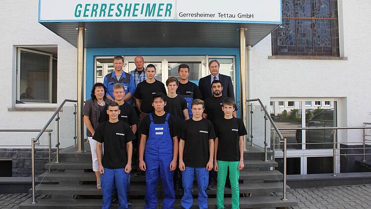 Geschäftsführer Bernd Hörauf (hintere Reihe rechts), Sandra Kucharek vom Personalwesen, Ausbildungsbeauftragter Stefan Biesenecker und Betriebsratsvorsitzender Daniel Raab (hintere Reihe von links) hießen die neuen Auszubildenden Benedikt Trebes, Rey Sarvida, Johannes Jakob, Julian Richter (vordere Reihe von links), Janik Hess, Niklas Queck, Ferdi Akdagli (mittlere Reihe von links), Fabian Fehn und Christoph Rapprich (hintere Reihe) bei der Gerresheimer Tettau GmbH willkommen.