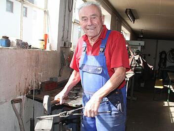 Schmieden und Schlosserarbeiten sind die Leidenschaft von Kurt Goletz, der als Klempner und als Schlosser die Meisterprüfung gemacht hat. Heute feiert er 85. Geburtstag - ein Datum, das ihn an seine Flucht aus Oberschlesien erinnert, die in Kulmbach und Lehenthal glücklich zu Ende ging. Foto: Sonja Adam