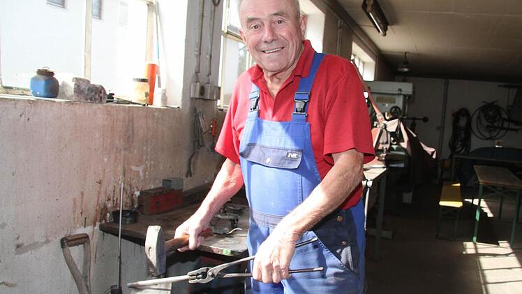 Schmieden und Schlosserarbeiten sind die Leidenschaft von Kurt Goletz, der als Klempner und als Schlosser die Meisterprüfung gemacht hat. Heute feiert er 85. Geburtstag - ein Datum, das ihn an seine Flucht aus Oberschlesien erinnert, die in Kulmbach und Lehenthal glücklich zu Ende ging. Foto: Sonja Adam