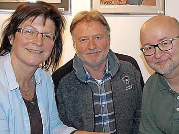 Rosi Jörig (von links) und Joachim Lieb mit dem Bildautor Raimund Göhlich  Fotos: Andreas Welz