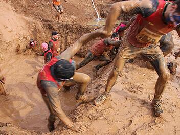 Die Schlammlöcher waren eines der Markenzeichen des Braveheartbattles in Münnerstadt.  Foto: Archiv/ Heike Beudert