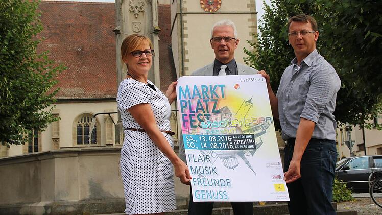 Der Haßfurter Bürgermeister Günther Werner (mitte), Petra Lettang vom Kulturamt und der Geschäftsführer der Stadt Haßfurt, Stefan Schneider, freuen sich auf das anstehende Marktplatzfest.