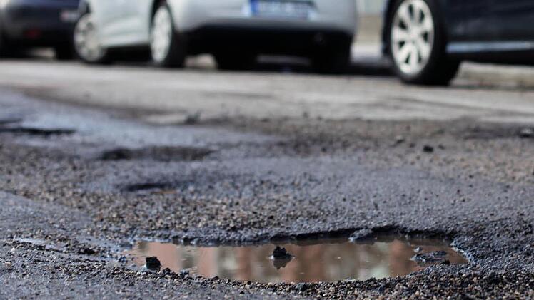 Schlaglöcher und ähnliches könnte könnten bald für einzelne Bürger zur Belastung werden. Foto: Deutsches Lackinstitut/akz-o