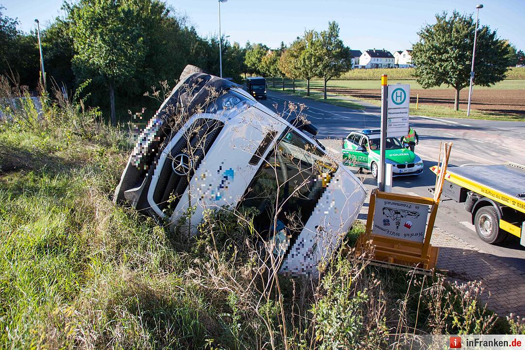 Transporter kollidiert mit Kleinwagen und kracht in Bushaltestelle