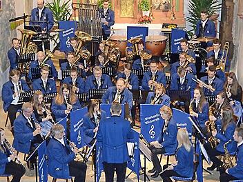 Die Blaskapelle Wachenroth hat ein treues Publikum. Das wurde heuer wieder beim Weihnachtskonzert mit einer bemerkenswerten Leistung der Musiker belohnt. Foto: privat