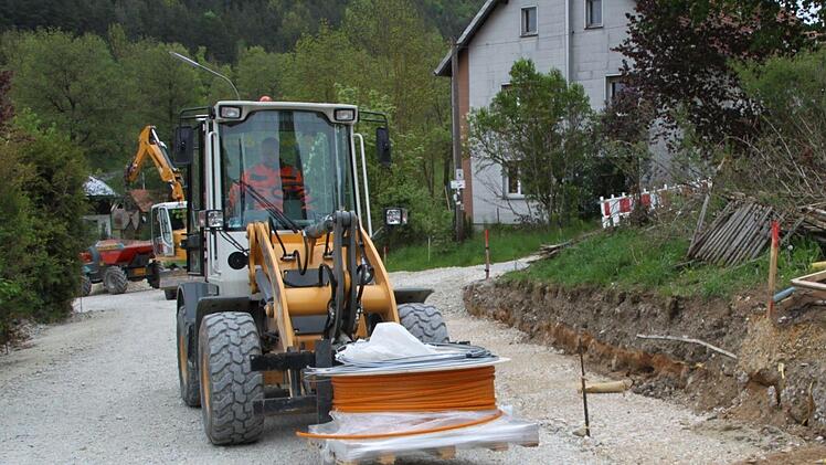 335 Kilometer Glasfaser und 122 Kilometer Leerrohr werden im Gemeindegebiet verlegt.  Fotos: Carmen Schwind