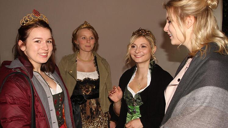 Die Weinprinzessinnen unter sich mit den "lokalen Hoheiten" Anna Lena Gottschalk aus Sand und der Weinprinzessin des Abt Degen-Weintales Elisabeth Goger (von rechts).