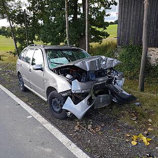 Schwerer Unfall im Landkreis Hof - Auto prallt gegen Baum