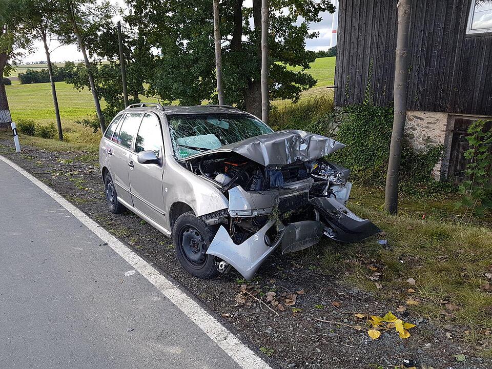 Schwerer Unfall im Landkreis Hof - Auto prallt gegen Baum