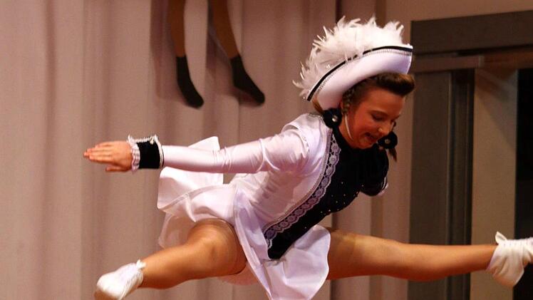 Tanzmariechen Pauline Kuhn aus Salz mit perfekter Sprungtechnik. Foto: Thomas Dill