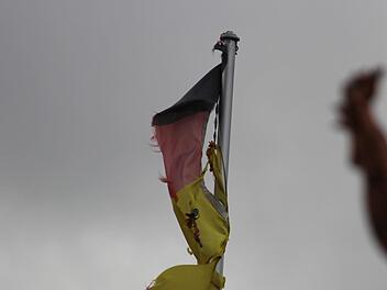 An einem besonders symbolträchtigen Ort in Unterfranken hat ein Unbekannter die deutsche Flagge verbrannt und stattdessen die Reichskriegsflagge gehisst. Symbolbild: Eckehard Kiesewetter