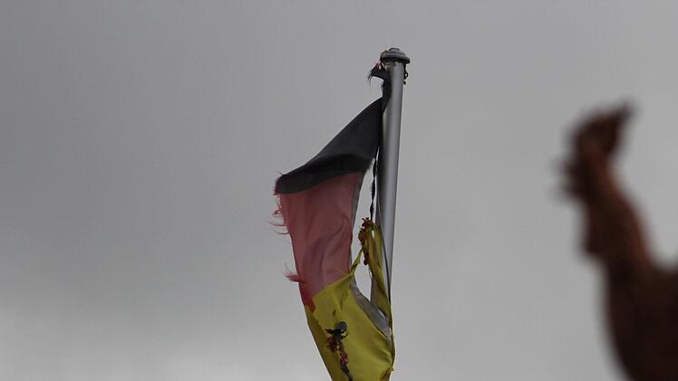 An einem besonders symbolträchtigen Ort in Unterfranken hat ein Unbekannter die deutsche Flagge verbrannt und stattdessen die Reichskriegsflagge gehisst. Symbolbild: Eckehard Kiesewetter