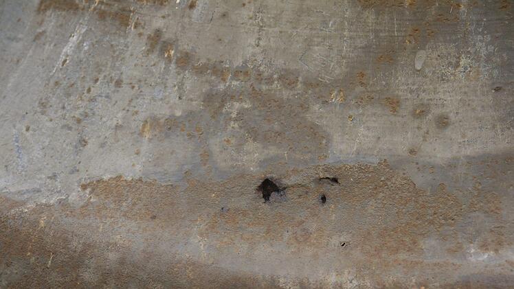 Rostloch oder  Einschussloch? Der Ursprung des Schadens an der großen alten Glocke wird sich wohl nicht mehr klären lassen.