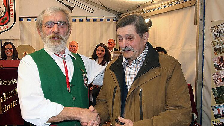 Zum Ehrenmitglied wurde Hilmar Beck (rechts) vom Vorsitzenden des  Musikvereins Fridritt, Raimund Back, ernannt. Foto: Dieter Britz