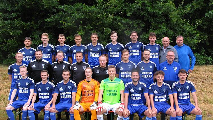 Mit diesem Aufgebot startet der TSV Mönchröden in die Spielzeit 2019/2020 (hintere Reihe von links): Aaron Schmidt, Daniel Puff, Florian Biemann,  Niklas Ehrlich, Nick Beichel, Lukas Köhn, Marius Stammberger, Leon Bonengel, Präsident Hans-Joachim Lieb und Schatzmeister Peter Marscheider; (mittlere Reihe von links): Marc Werner, die beiden Torwart-Trainer Christian Holzmann und Marcel Kühn, Cheftrainer Thomas Hüttl, Co-Trainer Marcel Pavel, Christian Hüttner, Kevin Greiner und Abteilungsleiter...