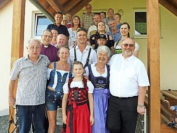 In Wildenberg feierte Erika Häublein mit vielen Gratulanten und Vereinsabordnungen ihren 80. Geburtstag. Unser Bild zeigt die Jubilarin (vorne, Zweite von rechts)) mit ihren Kindern Heidi (Zweite von links) und Claus (Mitte), Enkeln, Urenkeln sowie Bürgermeister Egon Herrmann ( rechts) und Pfarrer Christoph Teille (zweite Reihe links). Foto: Christopher Luthardt