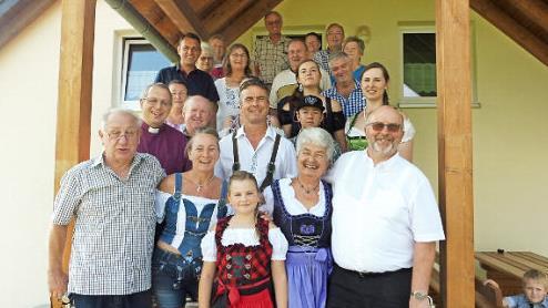 In Wildenberg feierte Erika Häublein mit vielen Gratulanten und Vereinsabordnungen ihren 80. Geburtstag. Unser Bild zeigt die Jubilarin (vorne, Zweite von rechts)) mit ihren Kindern Heidi (Zweite von links) und Claus (Mitte), Enkeln, Urenkeln sowie Bürgermeister Egon Herrmann ( rechts) und Pfarrer Christoph Teille (zweite Reihe links). Foto: Christopher Luthardt