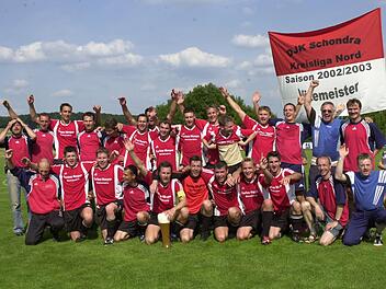 Ganz Schondra feierte den Durchmarsch von der Kreisklasse in die Bezirksliga. Am 9:1-Sensationssieg über den FSV Krum waren beteiligt (vorne, von links) Thomas Eberl, Steffen Leitsch, Steffen Beck, Markus Müller, Andre Kleinhenz, Stefan Weimann, Timo Schuhmann, Michael Romeis, Christian Matthes, Vorsitzender Gerhard Schmitt, Gebhard Götzl sowie (hinten, von links) Günter Kühnlein, Normen Weis, Peter Franke, Marko Morshäuser, Simon Schönstein, Michael Rölling, Sven Schmitt, Joachim Wirth, Stef...
