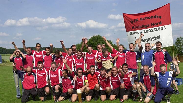 Ganz Schondra feierte den Durchmarsch von der Kreisklasse in die Bezirksliga. Am 9:1-Sensationssieg über den FSV Krum waren beteiligt (vorne, von links) Thomas Eberl, Steffen Leitsch, Steffen Beck, Markus Müller, Andre Kleinhenz, Stefan Weimann, Timo Schuhmann, Michael Romeis, Christian Matthes, Vorsitzender Gerhard Schmitt, Gebhard Götzl sowie (hinten, von links) Günter Kühnlein, Normen Weis, Peter Franke, Marko Morshäuser, Simon Schönstein, Michael Rölling, Sven Schmitt, Joachim Wirth, Stef...