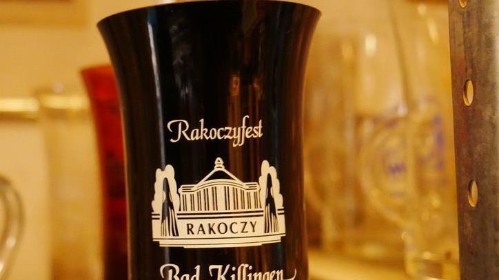 Antiquarisches Mitbringsel gibt es auch, das Rakoczyfestglas von 1997. Foto: Heike Beudert
