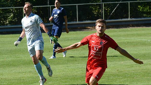 F&uuml;r miese Laune bei den Torh&uuml;tern des Gegners sorgt regelm&auml;&szlig;ig Dominik Halbig (rechts) mit seinen Offensiv-Kollegen vom FC Fuchsstadt. Das liegt auch am Spezialtraining von Werner Dre&szlig;el. Foto: ssp