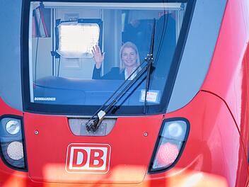 Evelyn Palla in einem Regionalzug