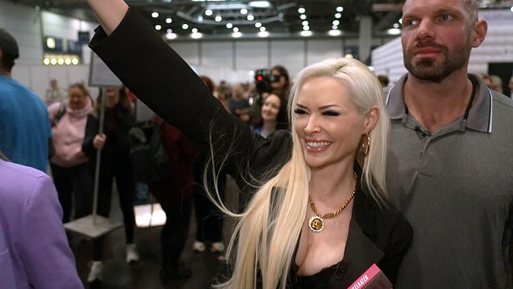 Daniela Katzenberger ist &uuml;berw&auml;ltigt, als sie ihre Fans sieht.