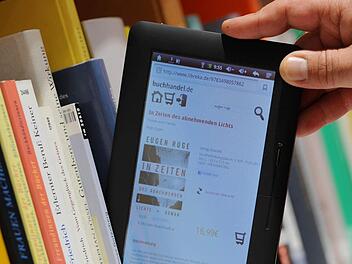 Schmal, leicht und lesefreundlich: E-Books sind mittlerweile eine echte Alternative zum gebundenen Buch.  Foto: Arne Dedert/dpa Schmal, leicht und lesefreundlich: E-Books sind mittlerweile eine echte Alternative zum gebundenen Buch.  Foto: Arne Dedert/dpa