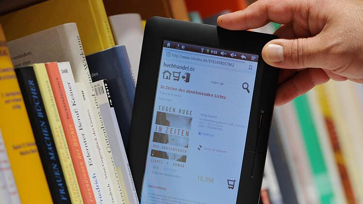 Schmal, leicht und lesefreundlich: E-Books sind mittlerweile eine echte Alternative zum gebundenen Buch.  Foto: Arne Dedert/dpa