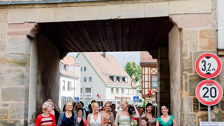 Die Goldene Hochzeitsregel: "Königin ist immer die Braut." Die Dame in Weiß sollte sich ums nichts kümmern müssen.