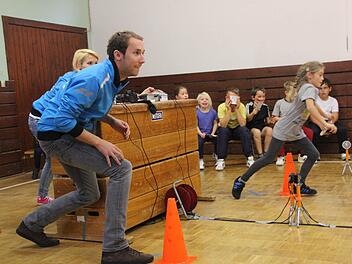 Schnell: Amelie lässt Kristian stehen und sichert der 3b der St.Hedwig-Schule den Einzug ins Finale.  Fotos: Dieter