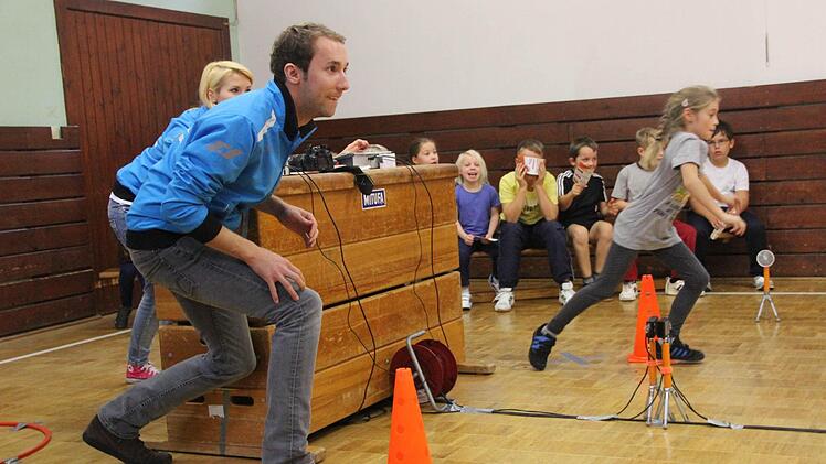 Schnell: Amelie lässt Kristian stehen und sichert der 3b der St.Hedwig-Schule den Einzug ins Finale.  Fotos: Dieter