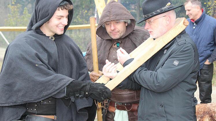 Schrecksekunde für Bürgermeister Wolfgang Rast (r.), als er von den Rittern an den Halsbandpranger kommt.