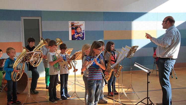 Übergabe der Sicherheitsdreiecke zum Schulanfang 2014 in Münnerstadt. Fotos: Paul Ziegler/Heike Beudert