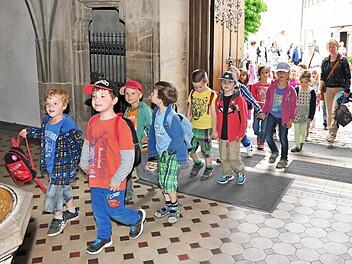 Es war ein schöner Moment, als die Teilnehmer der ersten Kindergarten-Sternwallfahrt in die Ritterkapelle in Haßfurt einzogen. Fotos: Ulrike Langer