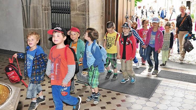 Es war ein schöner Moment, als die Teilnehmer der ersten Kindergarten-Sternwallfahrt in die Ritterkapelle in Haßfurt einzogen. Fotos: Ulrike Langer