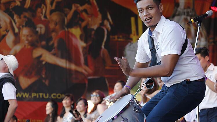 Lautstark und stimmungsvoll: Impressionen vom Coburger Samba-Festival.Foto: Matthias Hoch