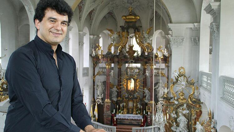 "Welch eine Kirche! Machen Sie bitte ein Bild von mir?" dem Wunsch von Paolo Oreni kam unsere Reporterin in Maria Limbach natürlich gerne nach.