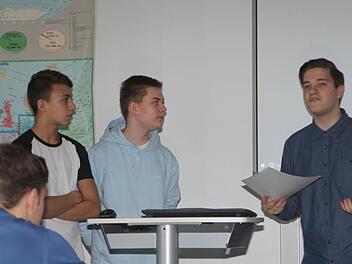Niklas Oppelt (rechts) bei seinem Vortrag über den "Rassismus im Alltag" , den er auch in englischer Sprache präsentierte. Foto: Günther Geiling