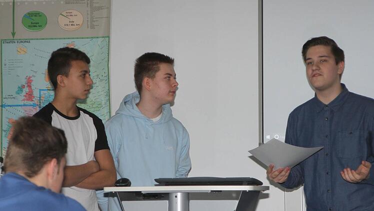 Niklas Oppelt (rechts) bei seinem Vortrag über den "Rassismus im Alltag" , den er auch in englischer Sprache präsentierte. Foto: Günther Geiling