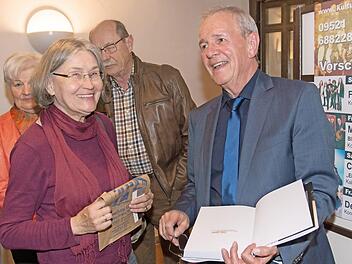 Fritz Egner signierte Bücher und unterhielt sich gerne mit dem Publikum. Auf dem Bild spricht er mit Ingrid Fächer aus Haßfurt.