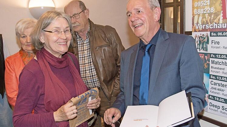 Fritz Egner signierte Bücher und unterhielt sich gerne mit dem Publikum. Auf dem Bild spricht er mit Ingrid Fächer aus Haßfurt.