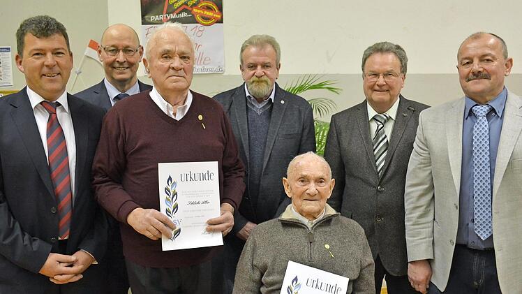 Schirmherr Carsten Joneitis, Kreisspielleiter Manfred Neumeister, Max Rauscher, Egon Schmitt, Edwin Hager (alle RWL-Vorstandschaft) gratulierten (vorne v. li., mit Urkunde) Albin Schlicht und Bernhard Raab.