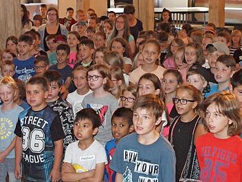 Zum Auftakt des Minimusikertages der Grundschule am Markt sangen alle Schüler gemeinsam das Lied "Starke Kinder".